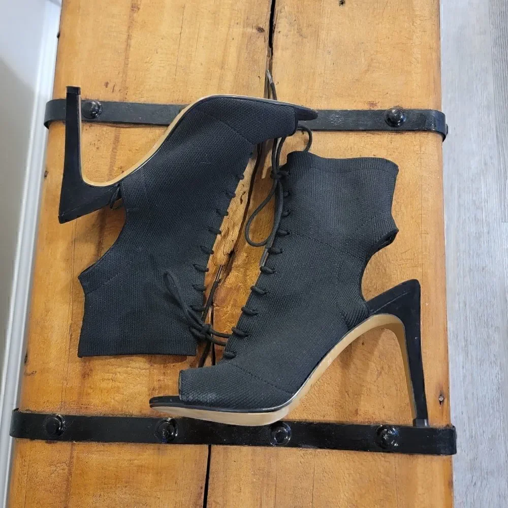 EXPRESS - PEEPTOE LACE UP STRETCH SOCK BOOTIE black size 7